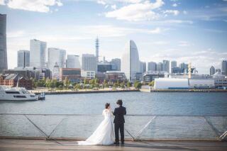 「みなとみらいの風景を眺めるながら語らう二人」というイメージで撮影しました