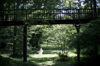 軽井沢の木々に囲まれて、その隙間から溢れる木漏れ日がステキな一枚。森の妖精のような神秘的な写真になりました。