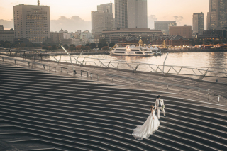 日本人には少ないかもしれませんが、「階段を登る新婦をエスコートする新郎」をイメージして撮影しました