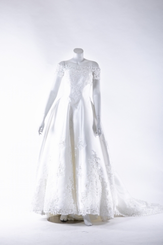 ウエディングドレス（袖あり）