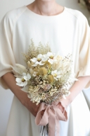 ブーケ　⑮白コスモスのクラッチブーケ