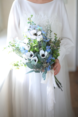 ブーケ　⑳水色アクセントの白アネモネクラッチ