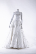 ウエディングドレス（レースの肩紐が上品）