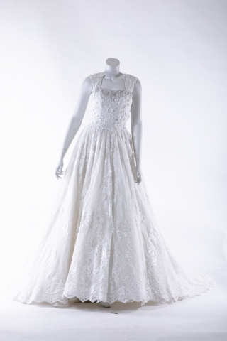 ウエディングドレス（レースの肩紐が上品）