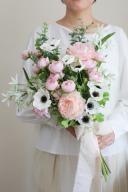 ブーケ　㉔ピンクアクセントの白アネモネクラッチ
