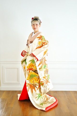 オレンジベージュの色掛下×金色の色打掛