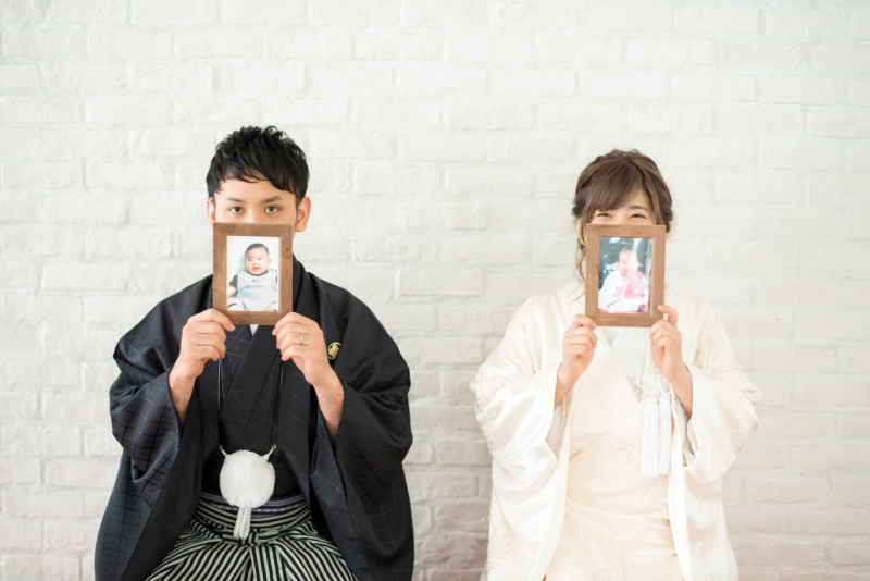 小さなころの写真をもって。