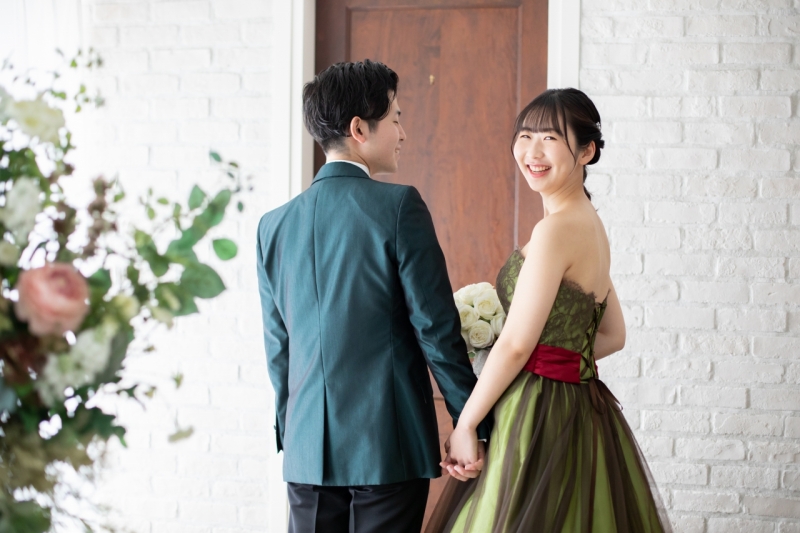 赤のサッシュベルトが効いています