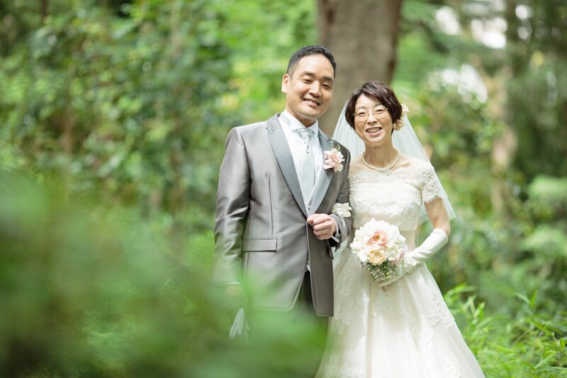 かわいい袖ありのウエディングドレスで