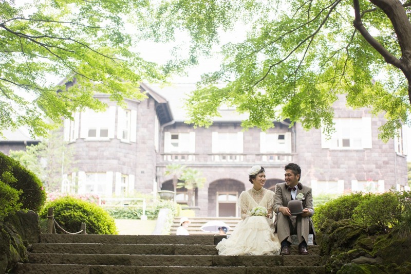 夏の鮮やかな緑に囲まれて