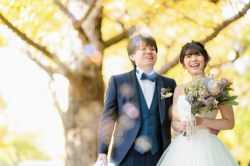 色づくイチョウと