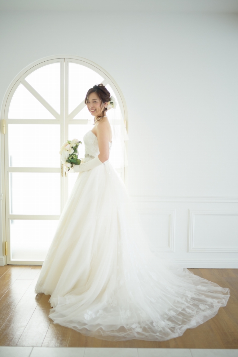 ふわふわレースのウエディングドレス