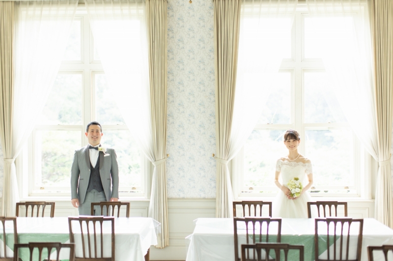 大きな窓をバックに