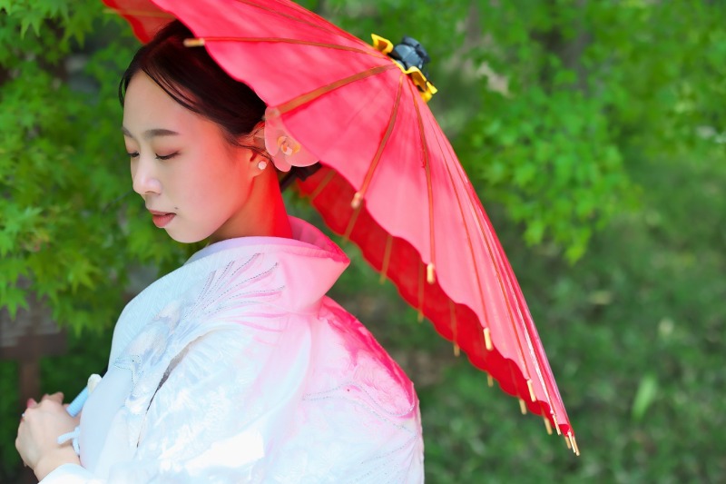 和傘をさして見返り美人