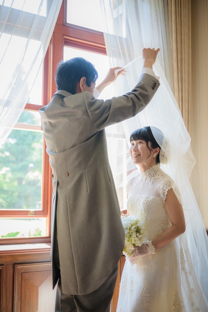 ご新郎様を見つめるご新婦様の笑顔
