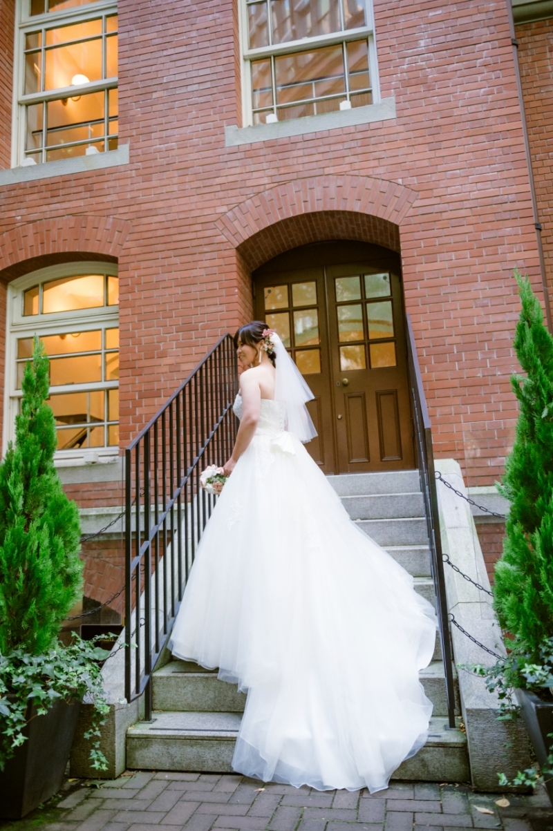 レンガの素敵な建物前で