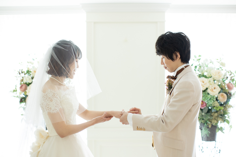自然光に包まれながら指輪交換