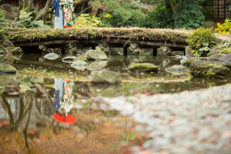 庭園の池に映るふたり