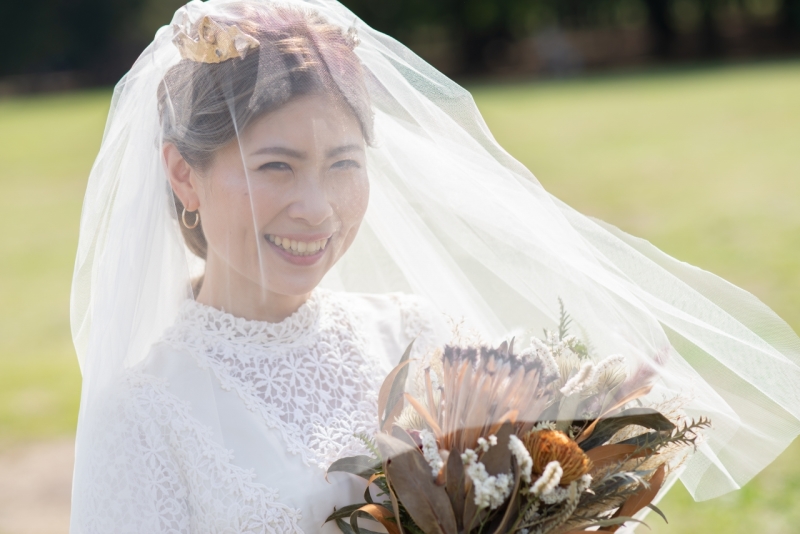 ベール越しの笑顔