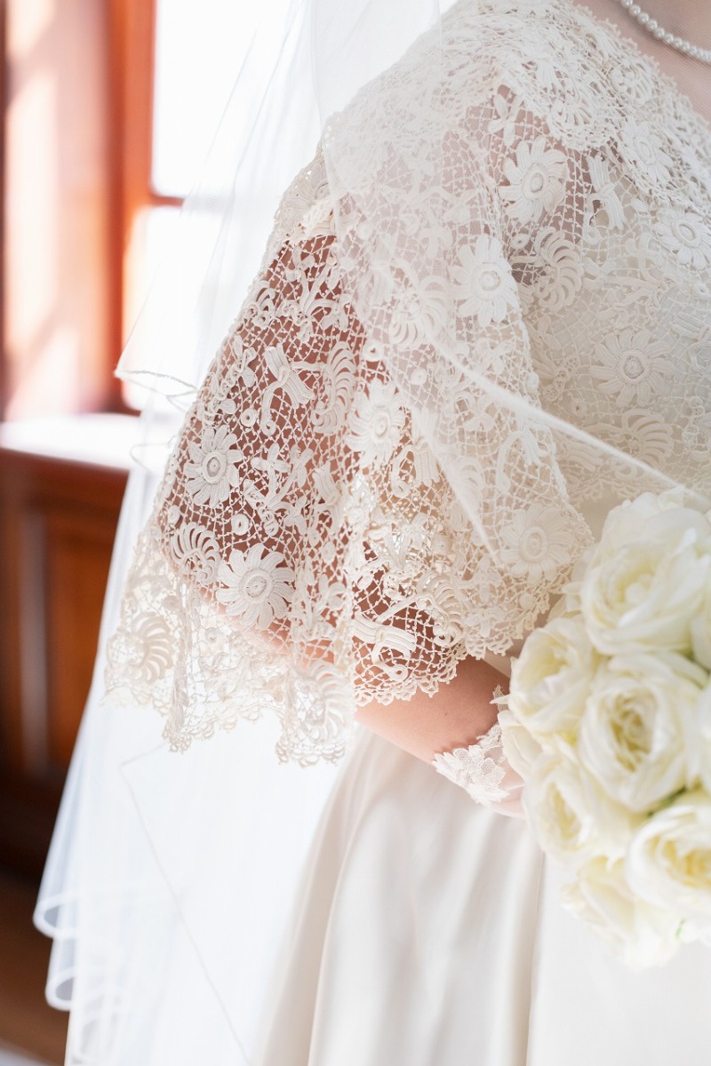 美しいレースの袖