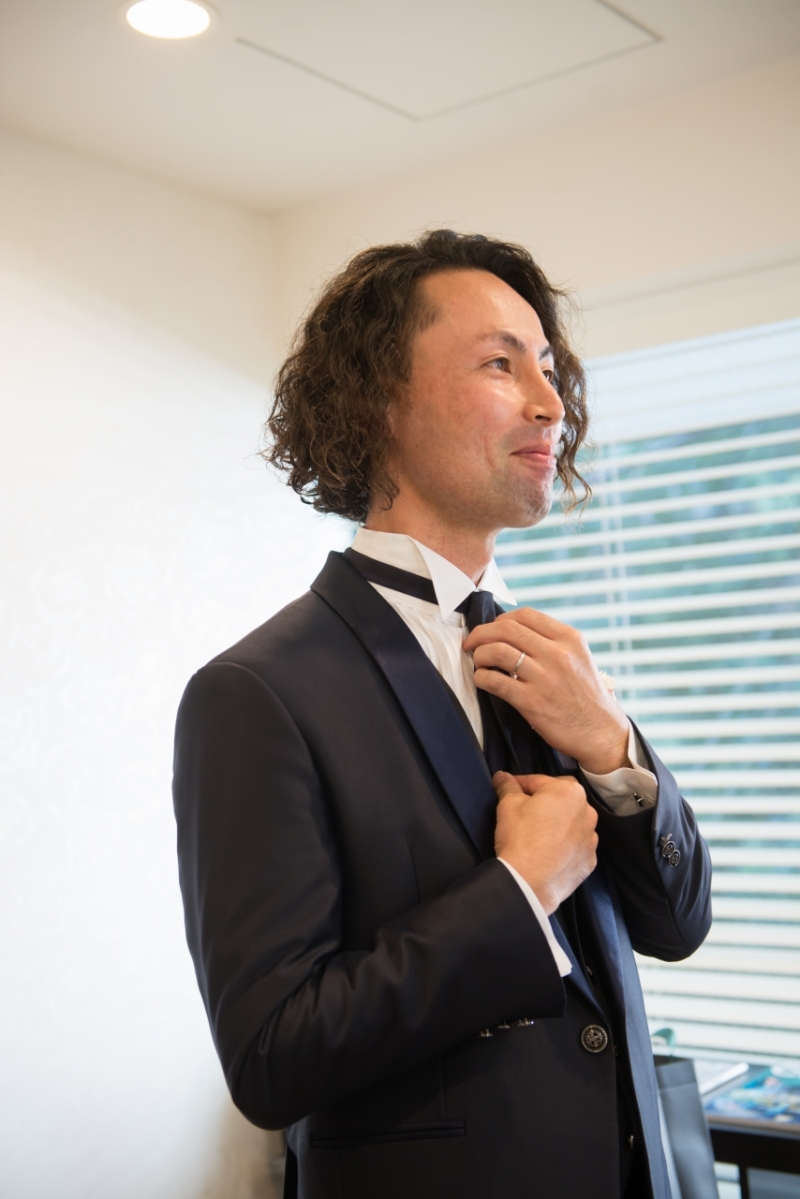 ご新郎様のお仕度シーンも。