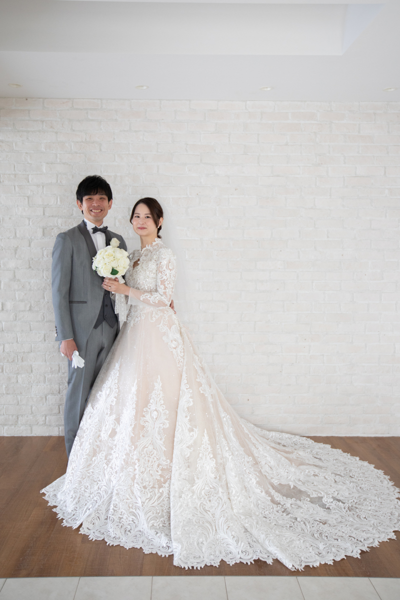 デザインたっぷりのトレーンを広げて