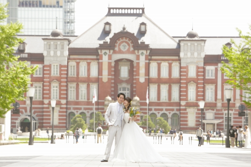 東京駅をバックに
