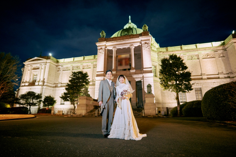 夜の表慶館をバックに