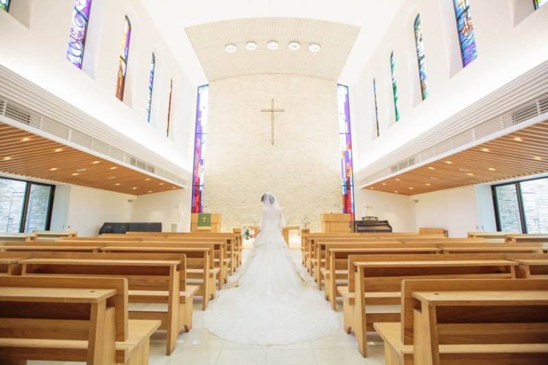 ウエディングドレスでチャペルフォト