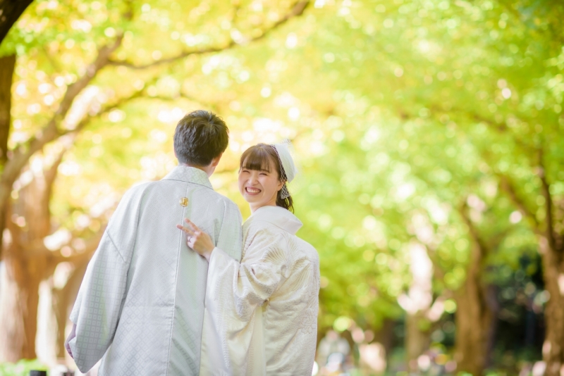 白無垢に着替えてイチョウ並木へ