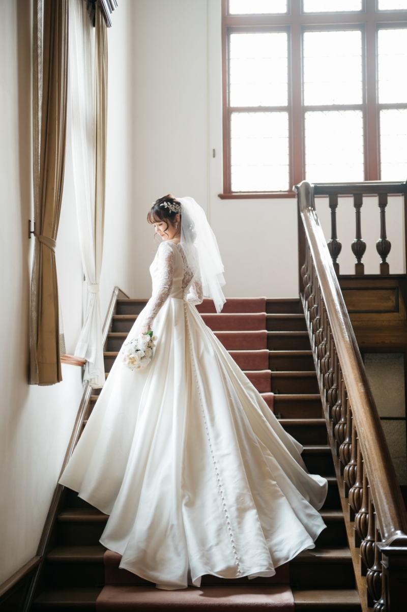 全身姿を階段で残す。