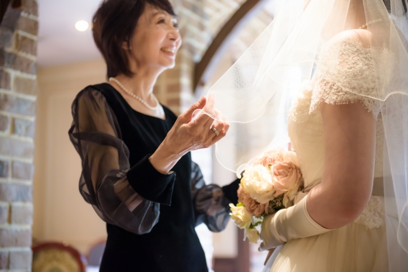 お母様にベールダウンのお手伝い