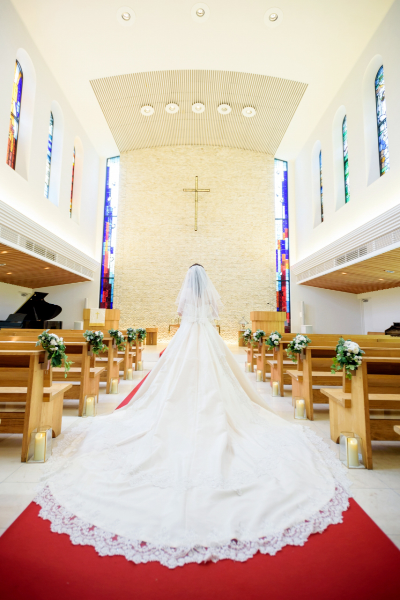 高い天井にはステンドグラス