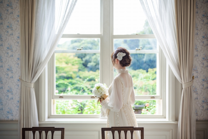 窓辺にたたずんで