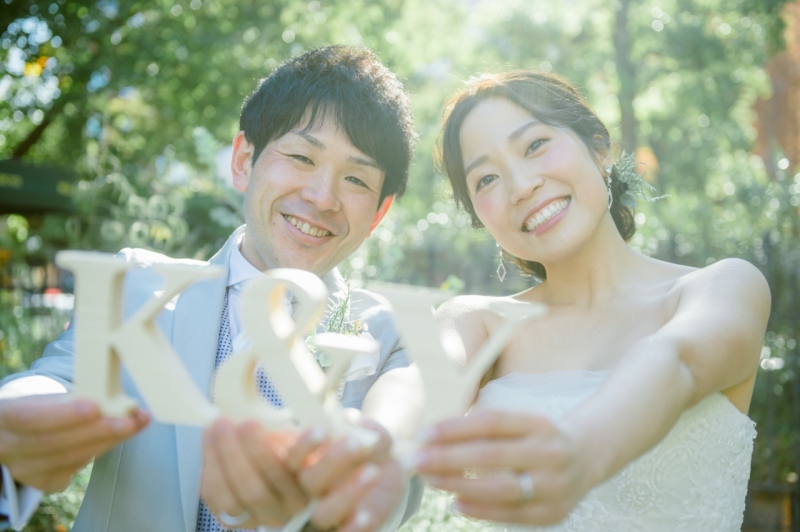 イニシャルの小物をもって