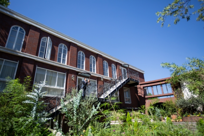 青空に映えるチャペル