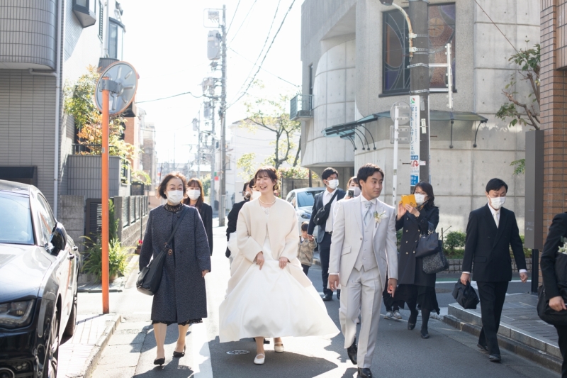 秋晴れの中みんなでお外に移動して。