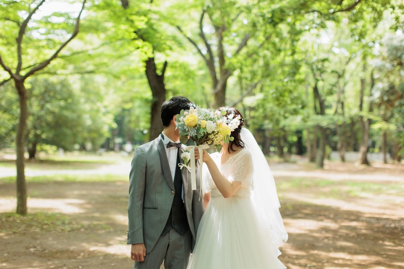 ブーケでお顔を隠して