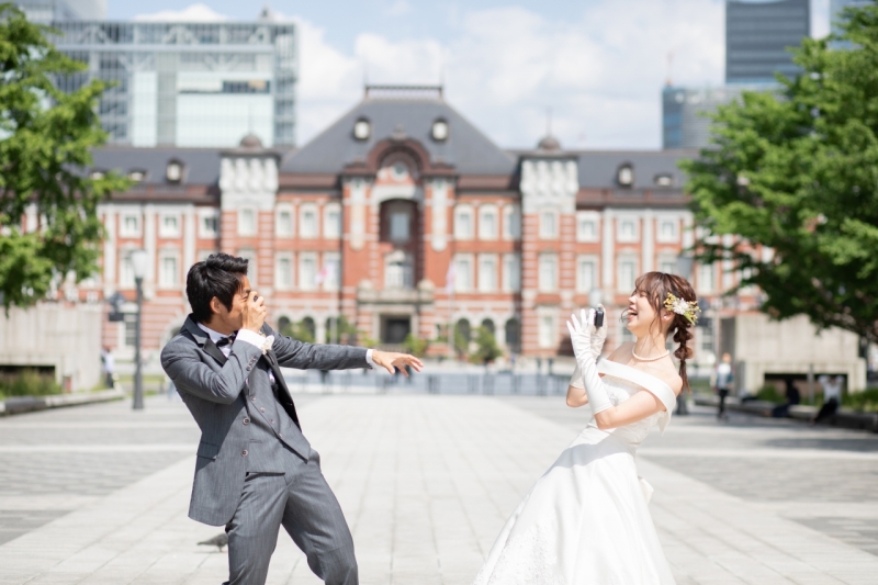 東京駅をバックに