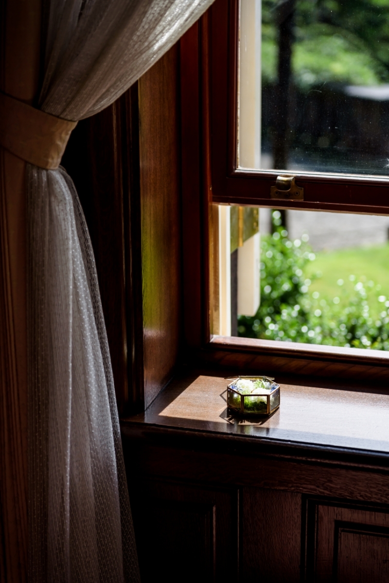 窓辺でリングピロー撮影