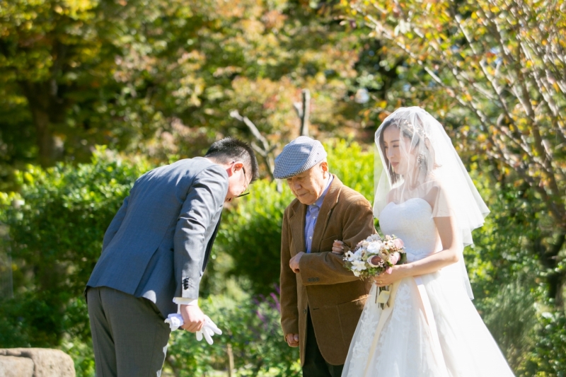 お父様とバージンロードを歩くシーンを
