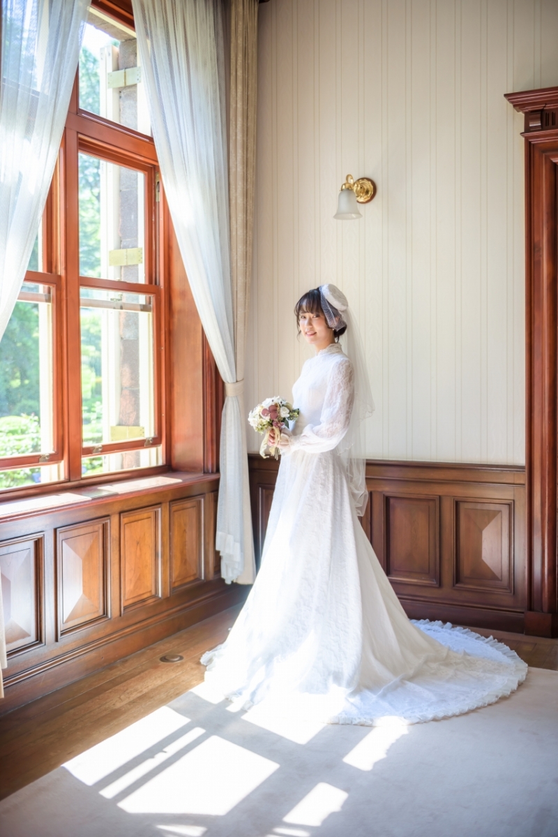 日差しが差し込む洋館で