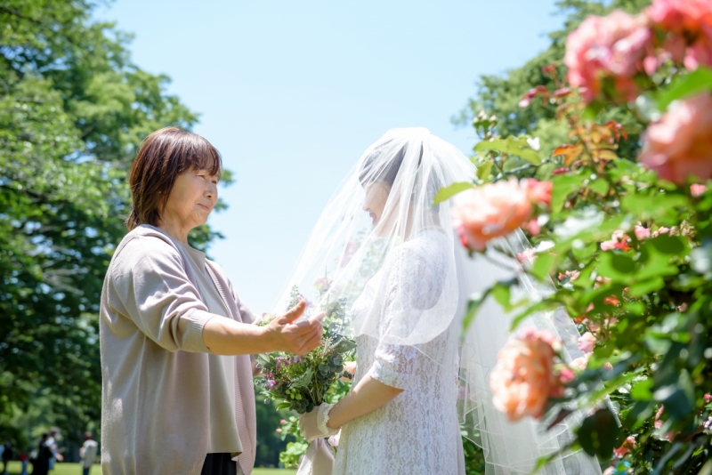 お母様にベールダウンを