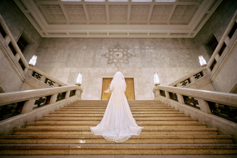 大階段でウエディングフォト