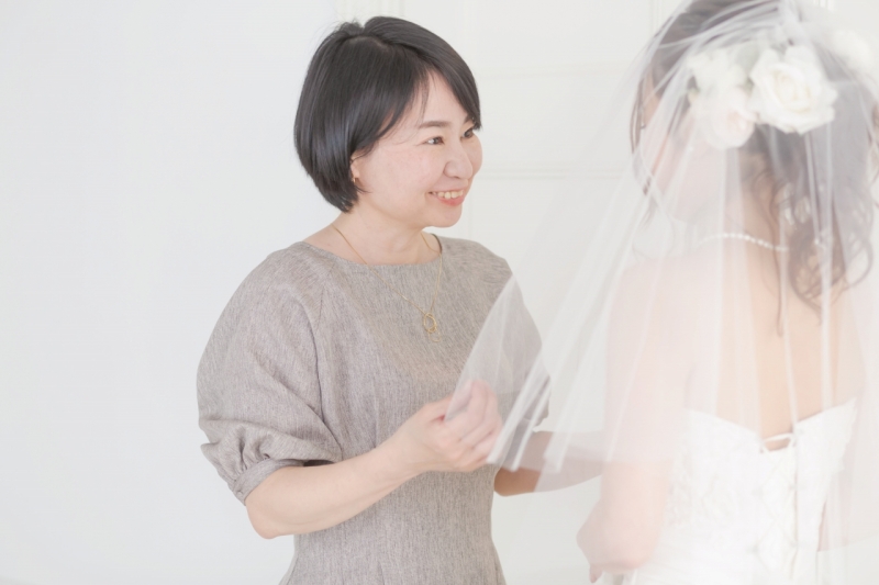 お母様にベールダウンをお手伝い