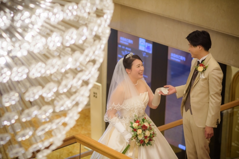 美しいシャンデリア越しに