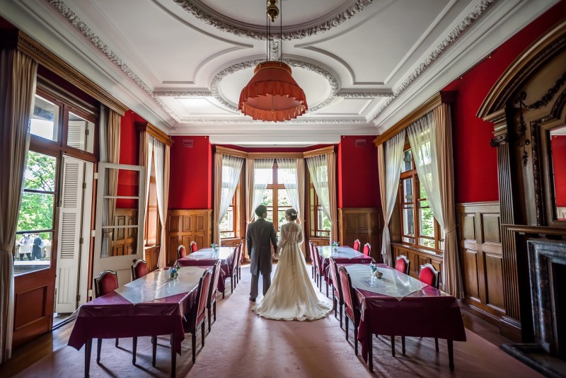 赤い壁のお部屋