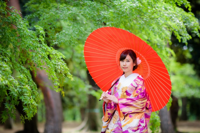 赤い傘がワンポイント