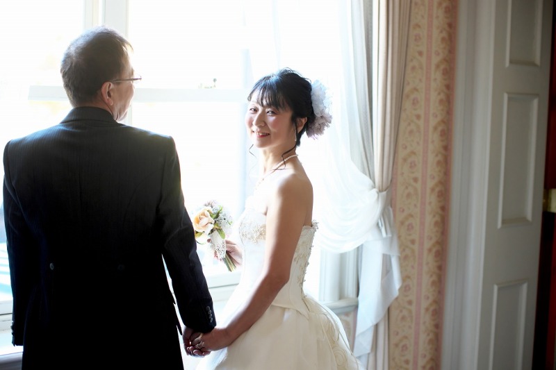 逆光を生かした振り向きカット