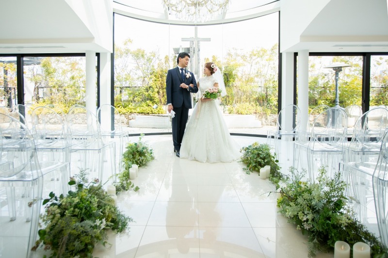 透明な椅子で広がりを演出